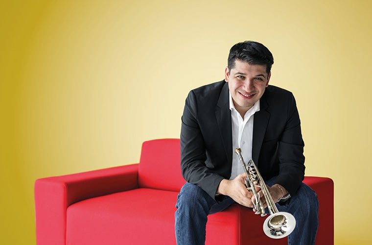 Flores Performs Márquez